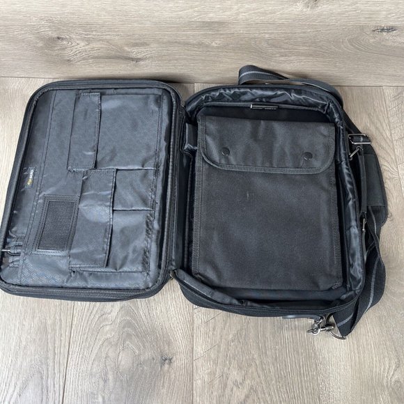 Solo Laptop Computer Bag Black Padded Multi Pocket 12x16x2 Handle or Shoulder - Picture 4 of 10